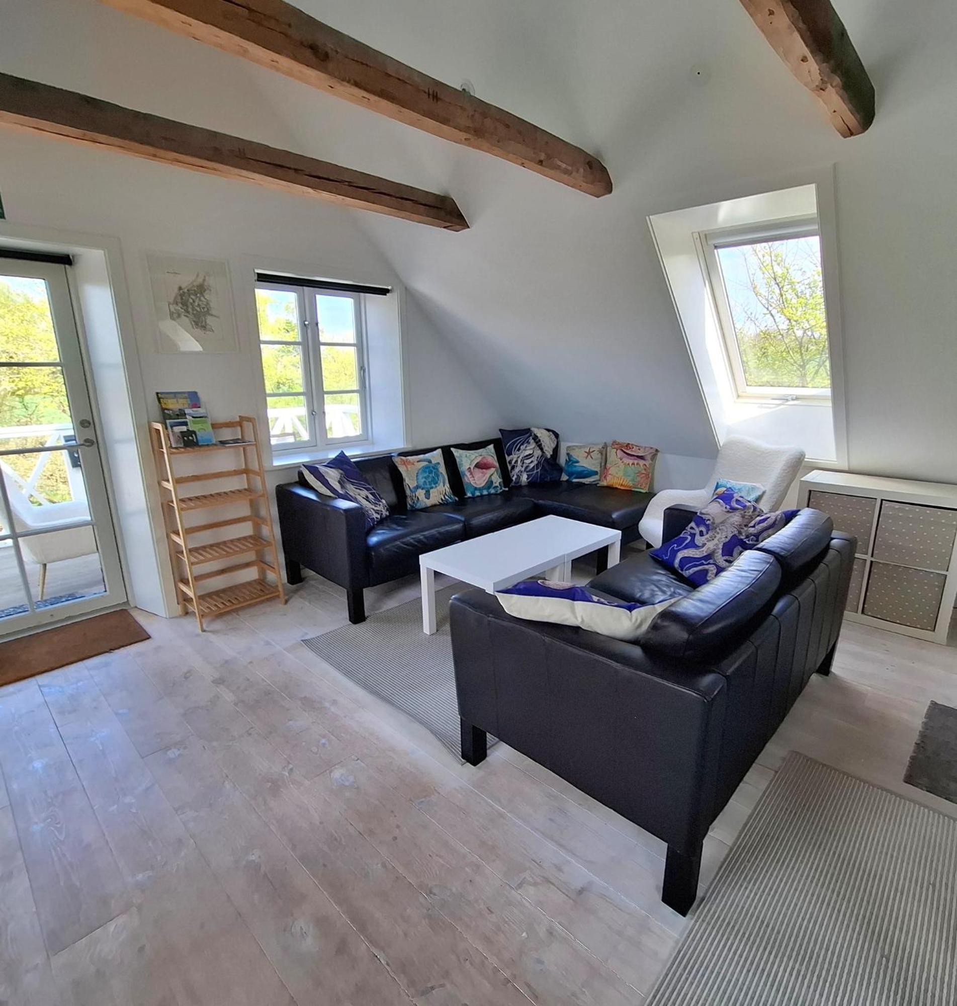 The 'Loft' Apartment- "Den Gule Svane" Guest House - Near Ronne & Beach Exterior foto